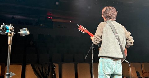 Корейский певец, замешанный в скандалах с изменой и насилием, возвращается на сцену и вызывает неоднозначную реакцию