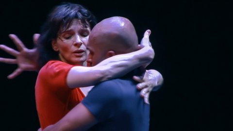 Любовь и боль через танец: фильм «In-I in Motion» Жюльет Бинош
