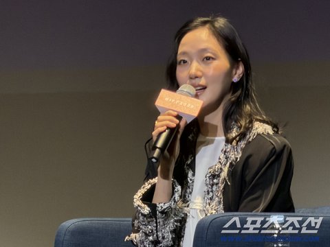 [SC-BIFF] Ким Го Ын после получения главной награды на 5-й премии Blue Dragon: «Надеюсь, публике по-прежнему будет интересно со мной»
