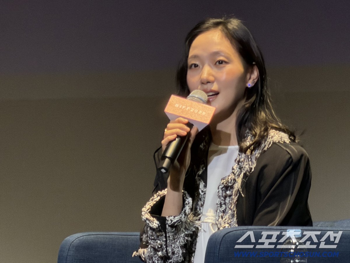 [SC-BIFF] Ким Го Ын после получения главной награды на 5-й премии Blue Dragon: «Надеюсь, публике по-прежнему будет интересно со мной»