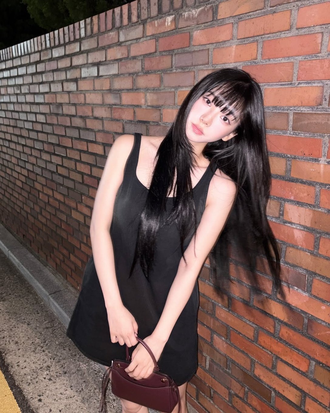 Карина из aespa показала осенние фото в чёрном платье