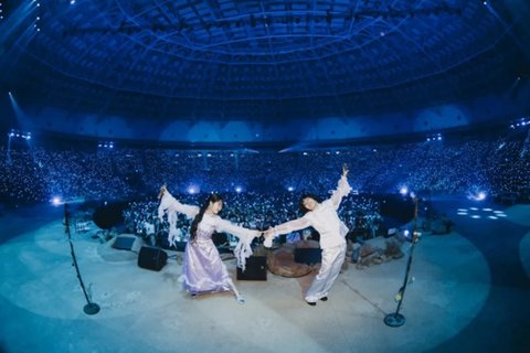 AKMU завершили концерты в Сеуле выступлениями с хитами и шутливыми заявлениями