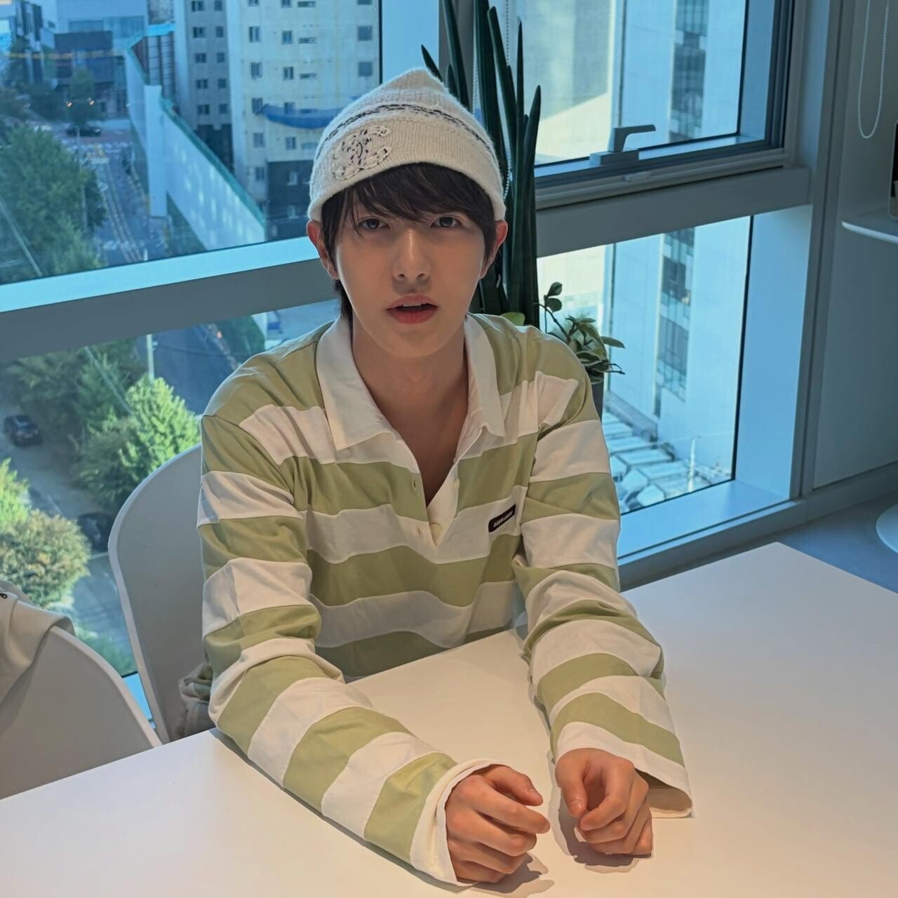 NCT DREAM Ренджун показал фото у окна перед выходом шестого альбома