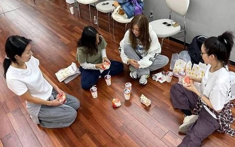 Участниц Fin.K.L запечатлели за поеданием бургеров на полу репетиционной базы: легендарная женская группа первого поколения готовится к воссоединению спустя 21 год