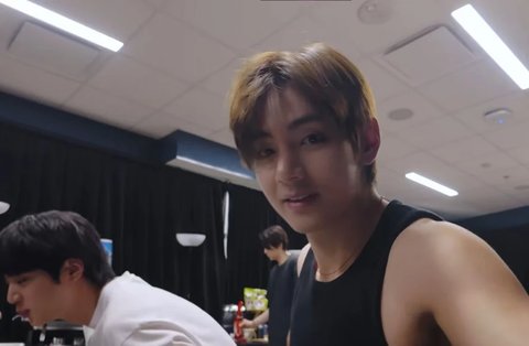Ви из BTS показал, как учит испанский по ночам во время тура