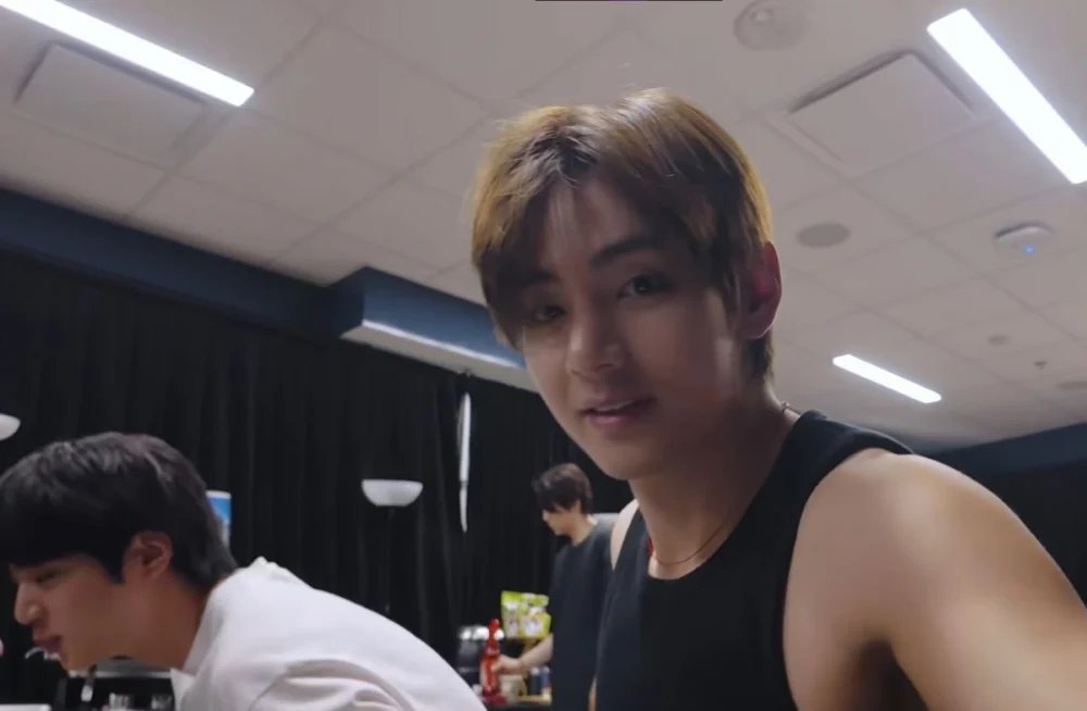 Ви из BTS показал, как учит испанский по ночам во время тура