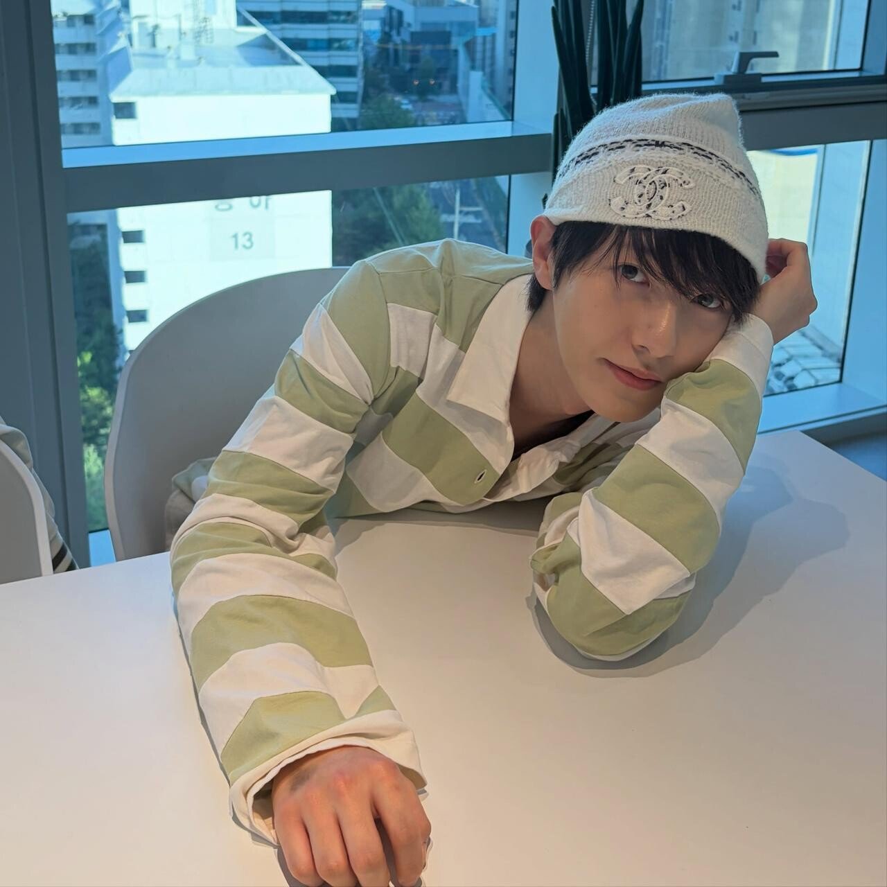 NCT DREAM Ренджун показал фото у окна перед выходом шестого альбома